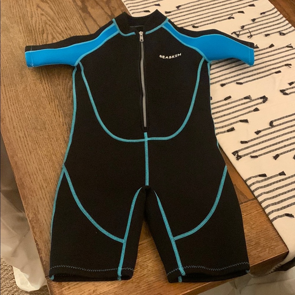 Seaskin Kids shorty Wetsuit for Boys Girls. Size 10